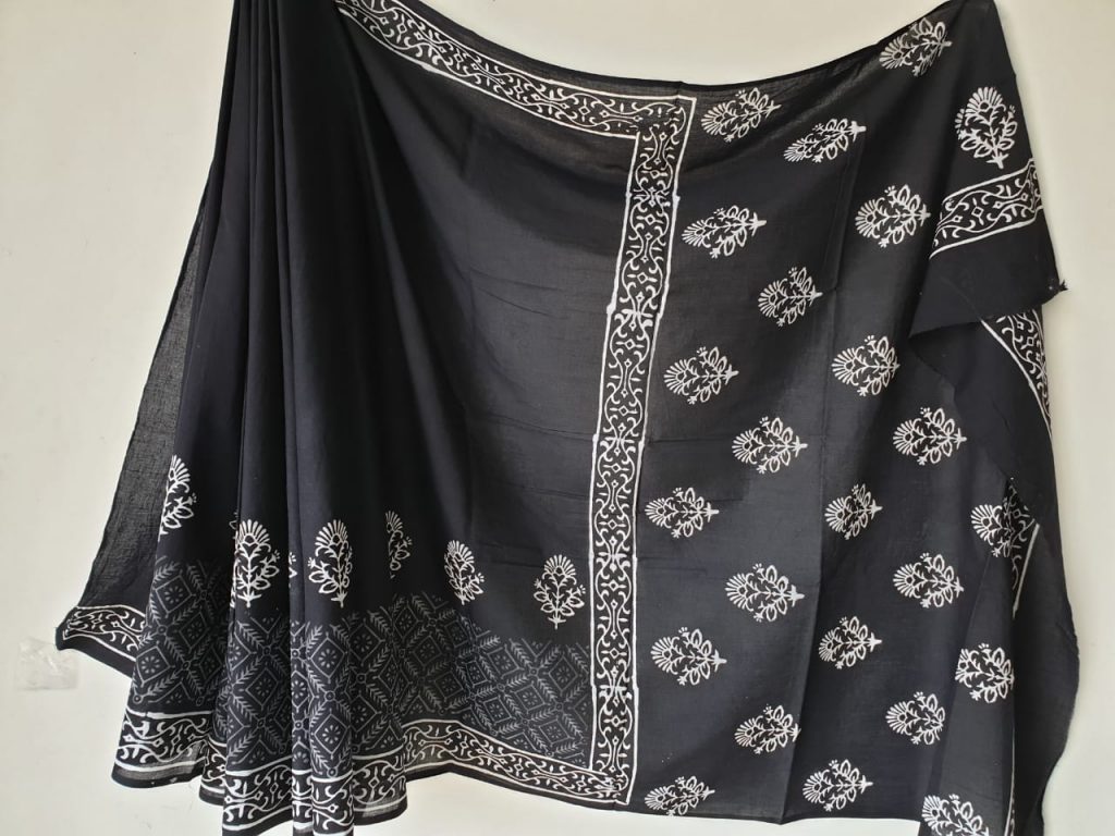 Superior quality black and white regular wear bagru print cotton sarees with blouse piece