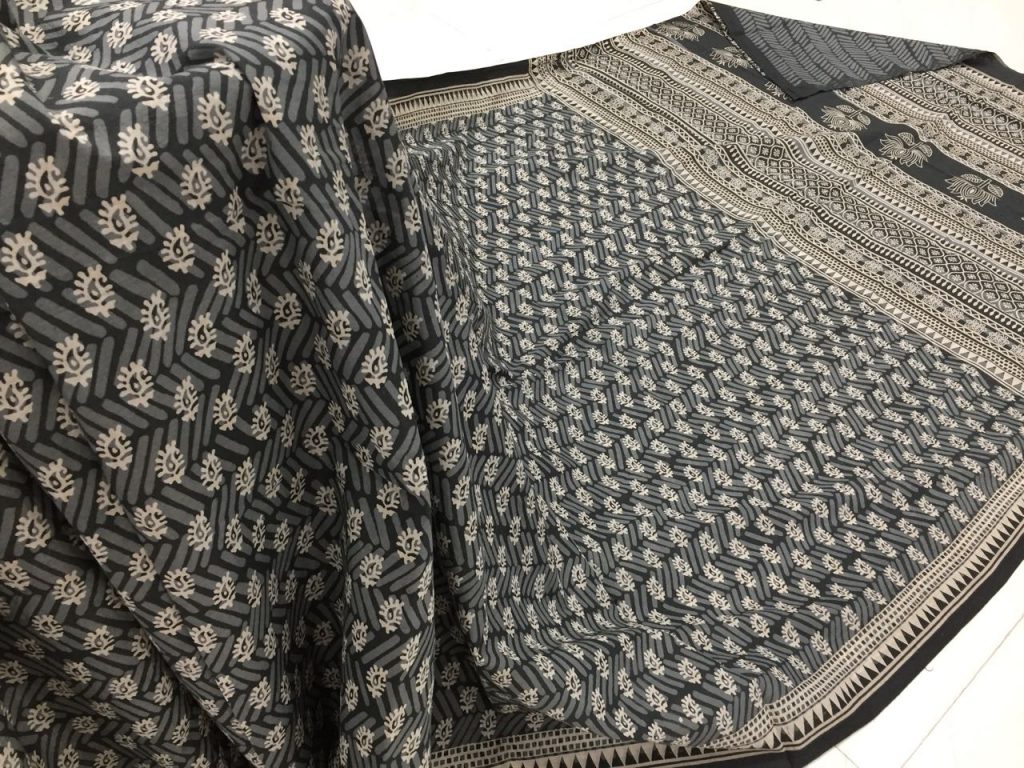 Gray regular wear booty dabu bagru print cotton sarees with blouse piece