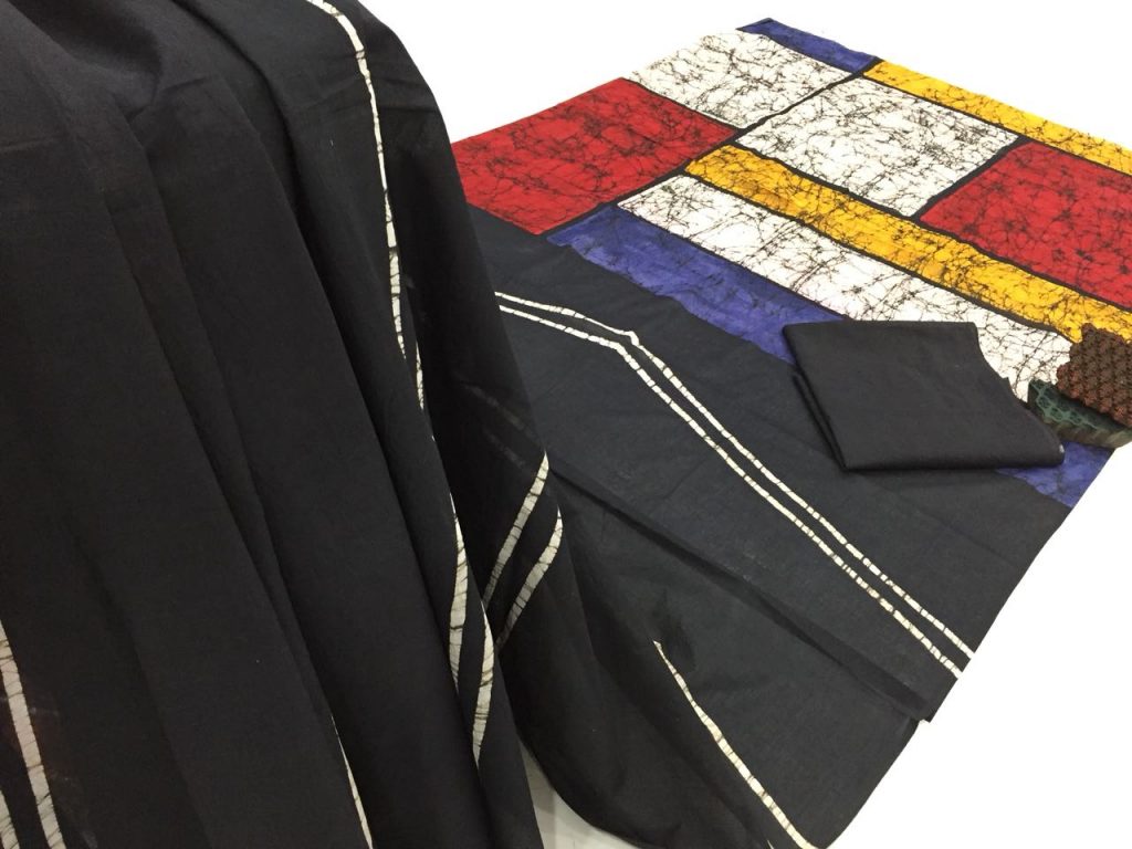 Black batik print regular wear cotton saree with blouse piece