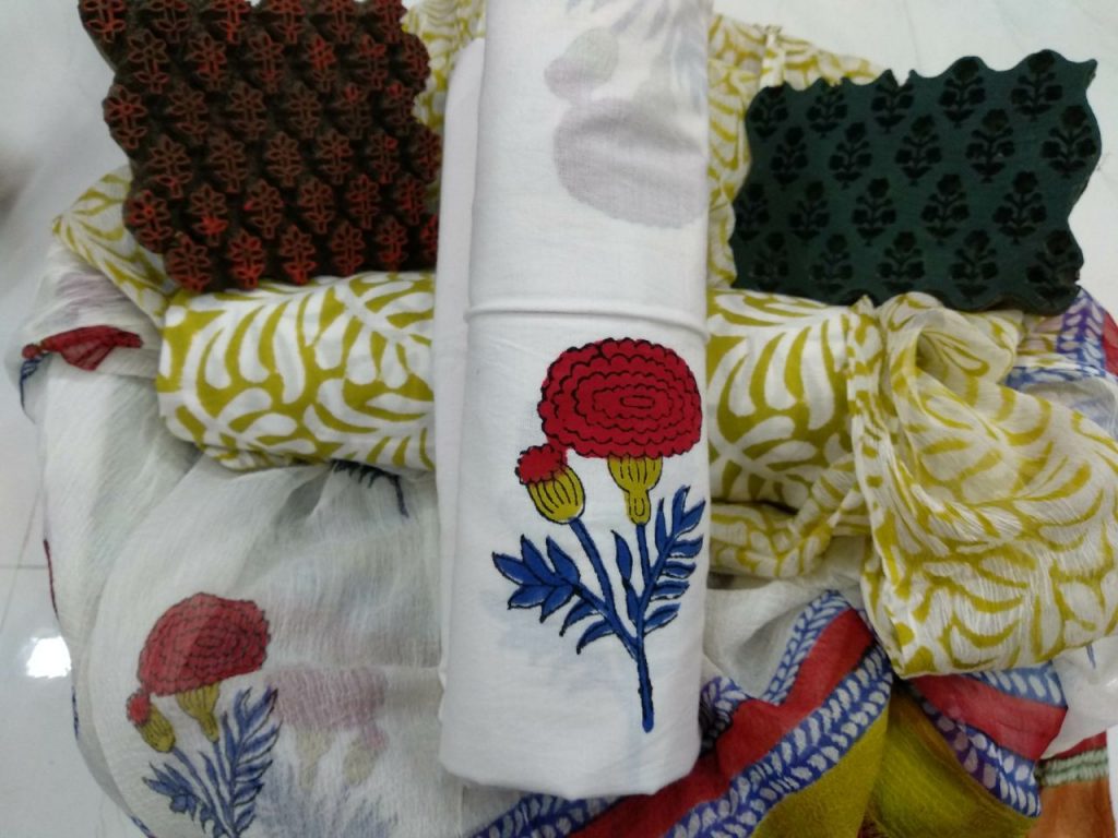 Jaipuri white mugal print cotton suit with chiffon chunni